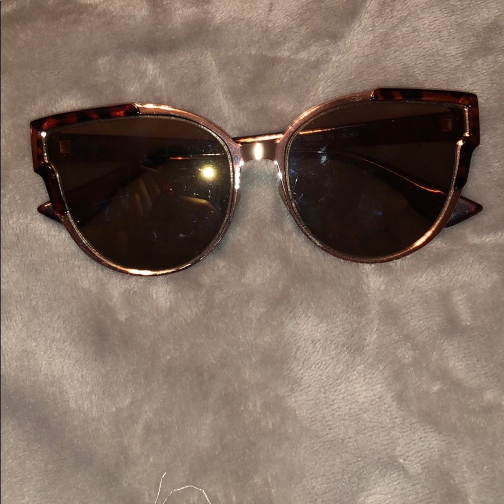 Sunglasses with top accent